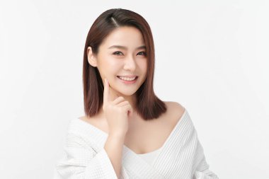 Beyaz arka planda temiz tenli güzel Asyalı kadın, yüz bakımı, yüz bakımı, kozmetoloji, güzellik ve kaplıca, Asyalı kadın portresi.