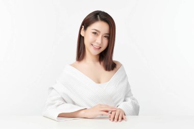 Beyaz arka planda temiz tenli güzel Asyalı kadın, yüz bakımı, yüz bakımı, kozmetoloji, güzellik ve kaplıca, Asyalı kadın portresi.