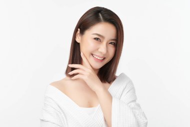Beyaz arka planda temiz tenli güzel Asyalı kadın, yüz bakımı, yüz bakımı, kozmetoloji, güzellik ve kaplıca, Asyalı kadın portresi.