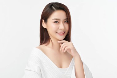 Beyaz arka planda temiz tenli güzel Asyalı kadın, yüz bakımı, yüz bakımı, kozmetoloji, güzellik ve kaplıca, Asyalı kadın portresi.