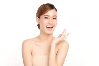 Beyaz arka planda temiz tenli güzel Asyalı kadın, yüz bakımı, yüz bakımı, kozmetoloji, güzellik ve kaplıca, Asyalı kadın portresi.