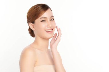 Beyaz arka planda temiz tenli güzel Asyalı kadın, yüz bakımı, yüz bakımı, kozmetoloji, güzellik ve kaplıca, Asyalı kadın portresi.