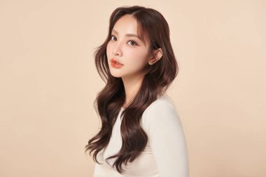 Taze bej arkaplan, yüz bakımı, yüz bakımı, kozmetoloji, güzellik ve kaplıca, Asyalı kadın portresi.