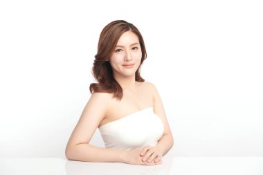 Beyaz arka planda temiz tenli güzel Asyalı kadın, yüz bakımı, yüz bakımı, kozmetoloji, güzellik ve kaplıca, Asyalı kadın portresi.