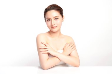 Beyaz arka planda temiz tenli güzel Asyalı kadın, yüz bakımı, yüz bakımı, kozmetoloji, güzellik ve kaplıca, Asyalı kadın portresi.