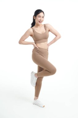 Beyaz arka planda spor kıyafetleri, spor kıyafetleri, spor kıyafetleri, yoga kıyafetleri, sağlıklı yaşam tarzı, spora hazır Asyalı güzel bir kadın..