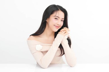 Beyaz arka planda temiz tenli güzel Asyalı kadın, yüz bakımı, yüz bakımı, kozmetoloji, güzellik ve kaplıca, Asyalı kadın portresi.