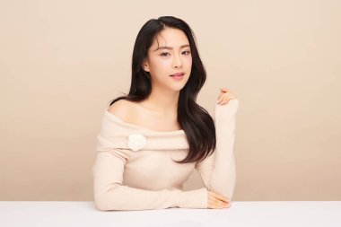 Taze bej arkaplan, yüz bakımı, yüz bakımı, kozmetoloji, güzellik ve kaplıca, Asyalı kadın portresi.