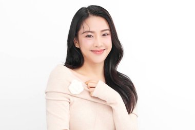Beyaz arka planda temiz tenli güzel Asyalı kadın, yüz bakımı, yüz bakımı, kozmetoloji, güzellik ve kaplıca, Asyalı kadın portresi.
