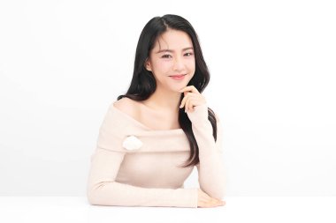 Beyaz arka planda temiz tenli güzel Asyalı kadın, yüz bakımı, yüz bakımı, kozmetoloji, güzellik ve kaplıca, Asyalı kadın portresi.