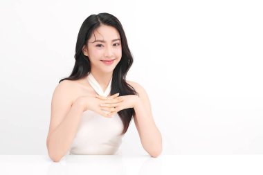 Beyaz arka planda temiz tenli güzel Asyalı kadın, yüz bakımı, yüz bakımı, kozmetoloji, güzellik ve kaplıca, Asyalı kadın portresi.