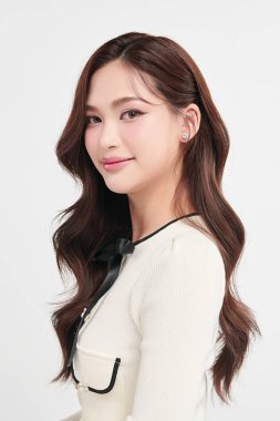 Beyaz arka planda temiz tenli güzel Asyalı kadın, yüz bakımı, yüz bakımı, kozmetoloji, güzellik ve kaplıca, Asyalı kadın portresi.