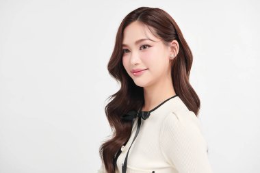 Beyaz arka planda temiz tenli güzel Asyalı kadın, yüz bakımı, yüz bakımı, kozmetoloji, güzellik ve kaplıca, Asyalı kadın portresi.