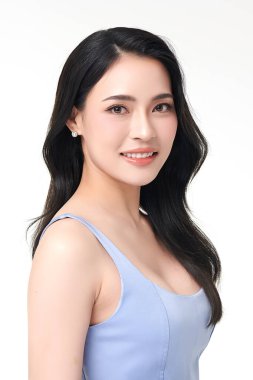 Beyaz arka planda temiz tenli güzel Asyalı kadın, yüz bakımı, yüz bakımı, kozmetoloji, güzellik ve kaplıca, Asyalı kadın portresi.