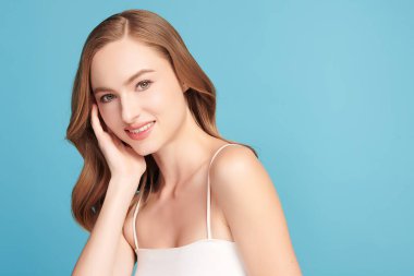 Mavi arka planda taze cildi temiz genç bir kadın, yüz bakımı, yüz bakımı, kozmetoloji, güzellik ve kaplıca, kadın portresi.