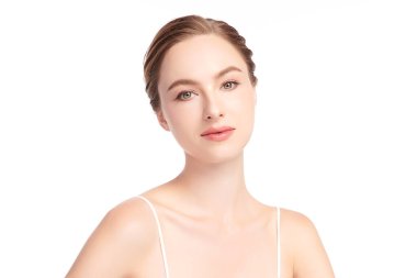 Beyaz arka planda temiz tenli güzel bir kadın, yüz bakımı, yüz bakımı, kozmetoloji, güzellik ve kaplıca, kadın portresi..