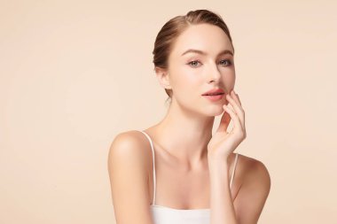 Bej arkaplan, yüz bakımı, yüz bakımı, kozmetoloji, güzellik ve kaplıca, kadın portresi..