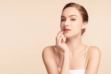 Bej arkaplan, yüz bakımı, yüz bakımı, kozmetoloji, güzellik ve kaplıca, kadın portresi..