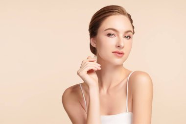 Bej arkaplan, yüz bakımı, yüz bakımı, kozmetoloji, güzellik ve kaplıca, kadın portresi..