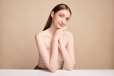 Bej arkaplan, yüz bakımı, yüz bakımı, kozmetoloji, güzellik ve kaplıca, kadın portresi..