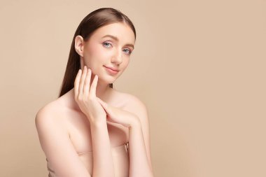 Bej arkaplan, yüz bakımı, yüz bakımı, kozmetoloji, güzellik ve kaplıca, kadın portresi..