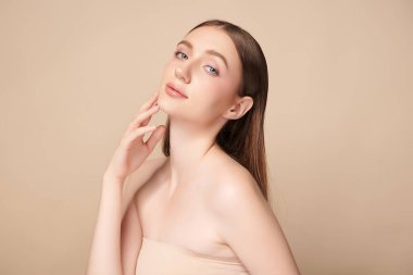 Bej arkaplan, yüz bakımı, yüz bakımı, kozmetoloji, güzellik ve kaplıca, kadın portresi..