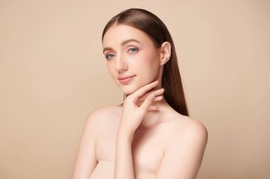 Bej arkaplan, yüz bakımı, yüz bakımı, kozmetoloji, güzellik ve kaplıca, kadın portresi..