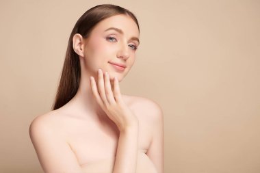 Bej arkaplan, yüz bakımı, yüz bakımı, kozmetoloji, güzellik ve kaplıca, kadın portresi..