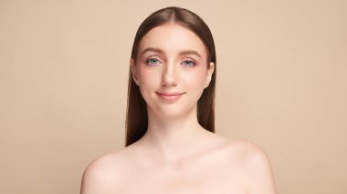 Bej arkaplan, yüz bakımı, yüz bakımı, kozmetoloji, güzellik ve kaplıca, kadın portresi..