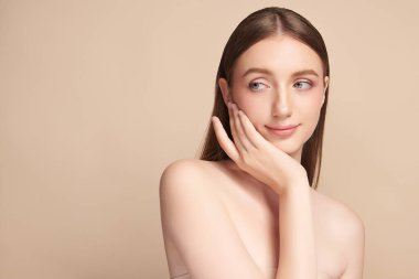 Bej arkaplan, yüz bakımı, yüz bakımı, kozmetoloji, güzellik ve kaplıca, kadın portresi..