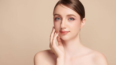 Bej arkaplan, yüz bakımı, yüz bakımı, kozmetoloji, güzellik ve kaplıca, kadın portresi..