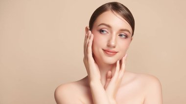 Bej arkaplan, yüz bakımı, yüz bakımı, kozmetoloji, güzellik ve kaplıca, kadın portresi..
