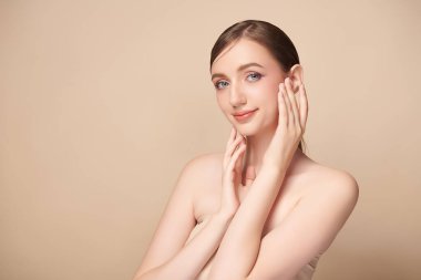 Bej arkaplan, yüz bakımı, yüz bakımı, kozmetoloji, güzellik ve kaplıca, kadın portresi..