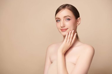 Bej arkaplan, yüz bakımı, yüz bakımı, kozmetoloji, güzellik ve kaplıca, kadın portresi..