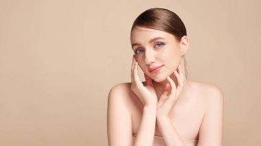 Bej arkaplan, yüz bakımı, yüz bakımı, kozmetoloji, güzellik ve kaplıca, kadın portresi..