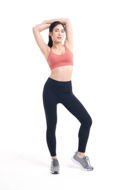 Beyaz arka planda spor kıyafetleri, spor kıyafetleri, spor kıyafetleri, yoga kıyafetleri, sağlıklı yaşam tarzı, spora hazır Asyalı güzel bir kadın..
