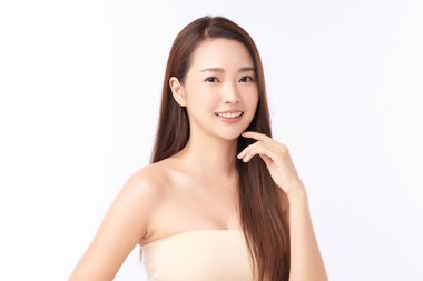 Beyaz arka planda temiz tenli güzel Asyalı kadın, yüz bakımı, yüz bakımı, kozmetoloji, güzellik ve kaplıca, Asyalı kadın portresi.