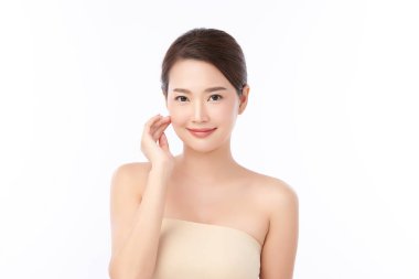 Beyaz arka planda temiz tenli güzel Asyalı kadın, yüz bakımı, yüz bakımı, kozmetoloji, güzellik ve kaplıca, Asyalı kadın portresi.