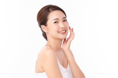 Beyaz arka planda temiz tenli güzel Asyalı kadın, yüz bakımı, yüz bakımı, kozmetoloji, güzellik ve kaplıca, Asyalı kadın portresi.