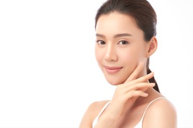 Beyaz arka planda temiz tenli güzel Asyalı kadın, yüz bakımı, yüz bakımı, kozmetoloji, güzellik ve kaplıca, Asyalı kadın portresi.