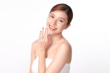 Beyaz arka planda temiz tenli güzel Asyalı kadın, yüz bakımı, yüz bakımı, kozmetoloji, güzellik ve kaplıca, Asyalı kadın portresi.