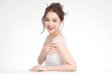 Beyaz arka planda temiz tenli güzel Asyalı kadın, yüz bakımı, yüz bakımı, kozmetoloji, güzellik ve kaplıca, Asyalı kadın portresi.