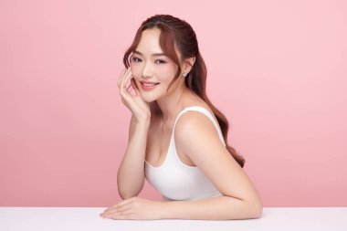 Pembe arka planda temiz tenli güzel Asyalı kadın, yüz bakımı, yüz bakımı, kozmetoloji, güzellik ve kaplıca, Asyalı kadın portresi.