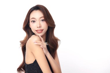 Beyaz arka planda temiz tenli güzel Asyalı kadın, yüz bakımı, yüz bakımı, kozmetoloji, güzellik ve kaplıca, Asyalı kadın portresi.