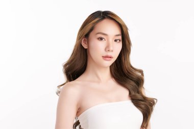 Beyaz arka planda temiz tenli güzel Asyalı kadın, yüz bakımı, yüz bakımı, kozmetoloji, güzellik ve kaplıca, Asyalı kadın portresi.