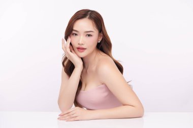 Beyaz arka planda temiz tenli güzel Asyalı kadın, yüz bakımı, yüz bakımı, kozmetoloji, güzellik ve kaplıca, Asyalı kadın portresi.