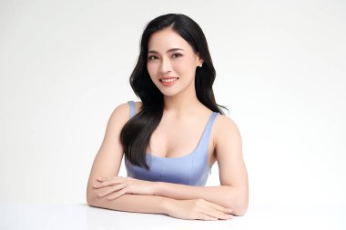 Beyaz arka planda temiz tenli güzel Asyalı kadın, yüz bakımı, yüz bakımı, kozmetoloji, güzellik ve kaplıca, Asyalı kadın portresi.