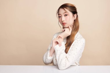 Taze bej arkaplan, yüz bakımı, yüz bakımı, kozmetoloji, güzellik ve kaplıca, Asyalı kadın portresi.