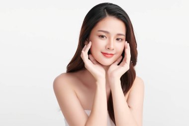 Beyaz arka planda temiz tenli güzel Asyalı kadın, yüz bakımı, yüz bakımı, kozmetoloji, güzellik ve kaplıca, Asyalı kadın portresi.