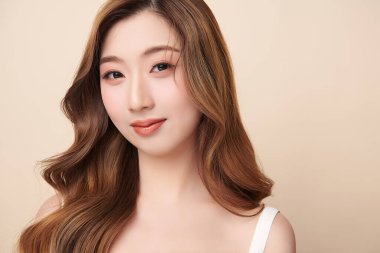 Taze bej arkaplan, yüz bakımı, yüz bakımı, kozmetoloji, güzellik ve kaplıca, Asyalı kadın portresi.